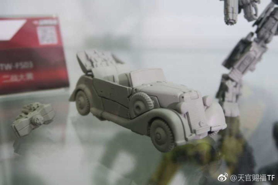 Toyworld Shows Unofficial The Last Knight Bulldog Tank And WWII Bumblebee Prototypes 07 (7 of 11)